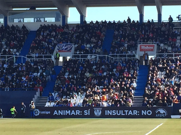 Detalle de deportividad que se vio en las gradas de Butarque durante el encuentro entre Leganés y Athletic