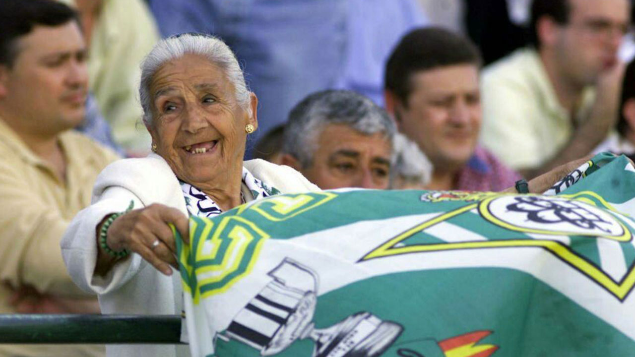 Doña Concepción Andrade siempre mostró su particular y alegre carácter en las gradas del Benito Villamarín. | @RealBetis