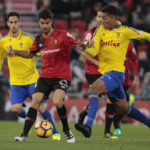 Dos jugadores del Cádiz tratan de arrebatar el balón a un jugador del Mallorca.