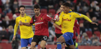 Dos jugadores del Cádiz tratan de arrebatar el balón a un jugador del Mallorca.