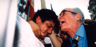 El Litri se abraza al delantero Loreto durante la celebración del ascenso a Segunda División en 1999.