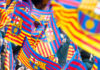 Aficionados del FC Barcelona ondean banderolas con el escudo del conjunto catalán.