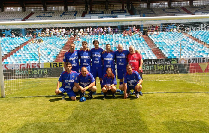 Miembros de la Peña Marea Azul durante el Congreso Nacional de Peñas de AFEPE celebrado en Zaragoza