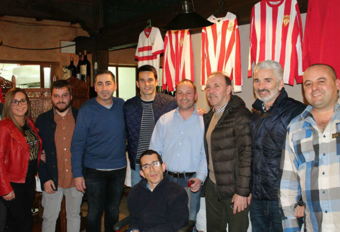 Los socios de la Peña Sportinguista Casa Kilo posan junto a algunas clásicas zamarras rojiblancas durante el evento.
