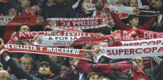 Aficionados del Sevilla muestran sus bufandas durante una final de la Supercopa de Europa.