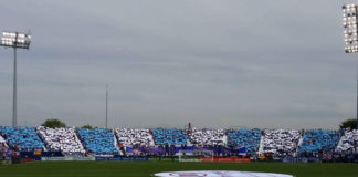 Tifo con cartulinas albiazules en un Estadio Municipal de Butarque lleno hasta la bandera.