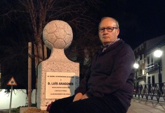 José Luis Álvarez, vicepresidente de la Peña Atlética Luis de Hortaleza, posa junto al balón tallado en piedra en honor a Aragonés.
