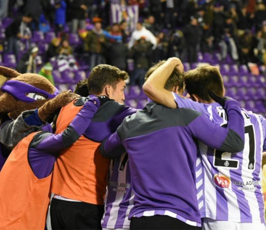 Los jugadores del Real Valladolid celebran formando una piña un gol.