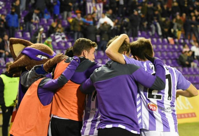 Los jugadores del Real Valladolid celebran formando una piña un gol.