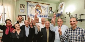 Los miembros más veteranos de la Peña Madridista El Portillo posan en el interior de su sede.