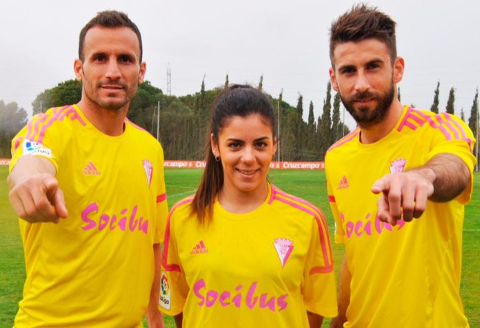 Los futbolistas del Cádiz posan con la camiseta conmemorativa que Adidas lanzó para el Día Internacional de la Mujer. Cádiz CF
