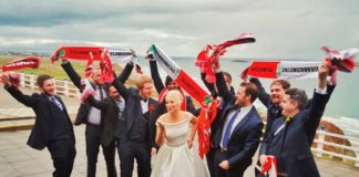 Gary Colgan y su novia posan junto a los miembros de la Peña Granadistas Irlandeses tras pasar por vicaría. @garyvancolgan