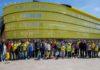 Simpatizantes del conjunto amarillo posan junto a la remodelada fachada del Estadio de la Cerámica. Villarreal CF