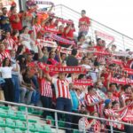 Aficionados rojiblancos animan a los suyos desde las gradas del Estadio Nuevo Arcángel de Córdoba. UD Almería