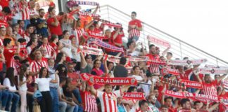 Aficionados rojiblancos animan a los suyos desde las gradas del Estadio Nuevo Arcángel de Córdoba. UD Almería