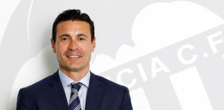 El empresario valenciano Amadeo Salvo, expresidente del conjunto che, posa junto el escudo de la entidad. Valencia CF