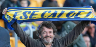 Un aficionado del conjunto amarillo alza su bufanda durante un partido disputado en el Ramón de Carranza. Twitter