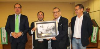 Campanero recibe de manos de Cristóbal Gálvez un recuerdo del homenaje realizado en la localidad de Castro del Río. FPC
