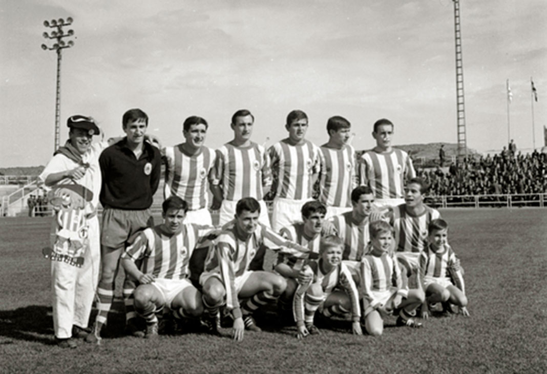 Los futbolistas de la Real forman acompañados de Rafael Erentxun y los hermanos Petit Asusmendi. Paco Marín