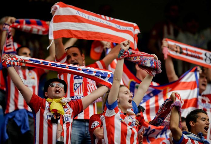 Aficionados del Atlético de Madrid animan incondicionalmente al equipo durante un partido de esta temporada. Twitter