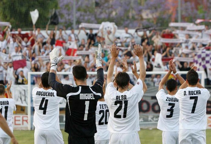 Los futbolistas agradecen el apoyo recibido durante un partido en el año 2012 en Segunda B. Albacete Balompié