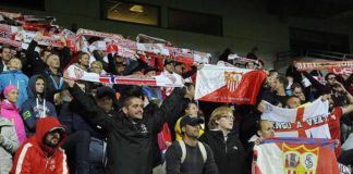 Aficionados sevillistas animan incondicionalmente a los jugadores hispalenses durante un encuentro europeo. Sevilla FC