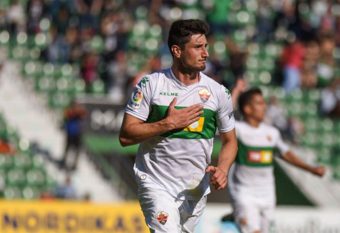 El extremo del conjunto ilicitano Borja Valle se dirige a la afición mientras celebra un gol en el Martínez Valero. Elche CF