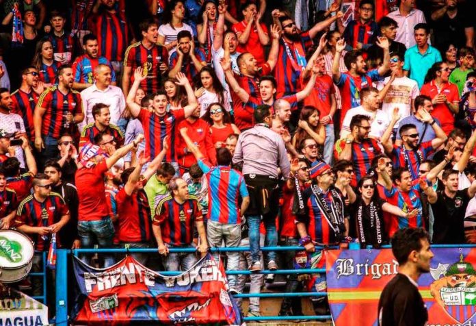 Aficionados del Extremadura UD animan a sus jugadores durante un partido de la presente temporada. @brigadasbellote