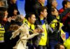 Aficionados del conjunto amarillo animan durante un partido desde las gradas del Estadio de la Cerámica. Villarreal CF
