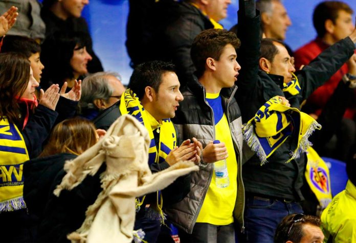 Aficionados del conjunto amarillo animan durante un partido desde las gradas del Estadio de la Cerámica. Villarreal CF