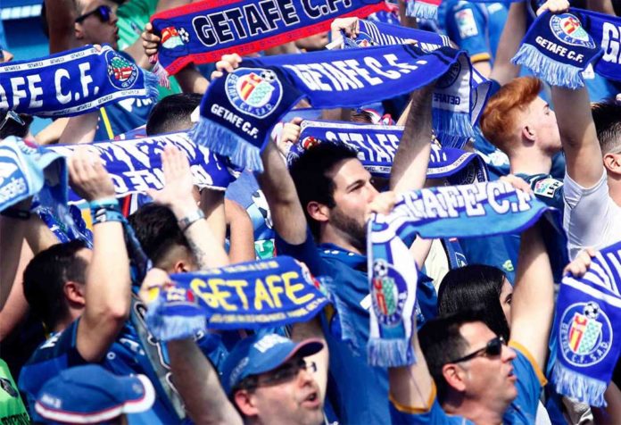 Aficionados del conjunto azulón animan durante un encuentro reciente disputado en el Coliseum Alfonso Pérez. Getafe CF