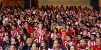 Aficionados del conjunto asturiano siguen atentamente las evoluciones de los suyos durante un partido. Real Sporting