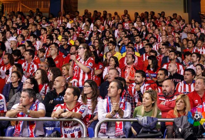 Aficionados del conjunto asturiano siguen atentamente las evoluciones de los suyos durante un partido. Real Sporting