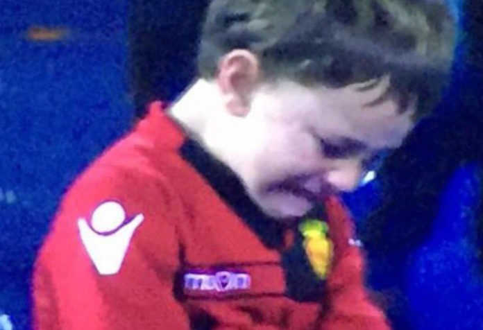 El pequeño aficionado llorando fue captado por las cámaras de televisión durante el encuentro en La Romareda. GolTV