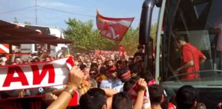 Aficionados del Nàstic de Tarragona reciben el autobús del equipo a su llegada al Nou Estadi para disputar un partido. FPN