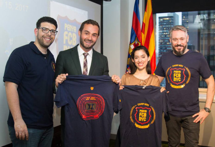 Miembros de la Penya Barcelonista de Nueva York en la sede del FC Barcelona en la ciudad de los rascacielos. PBNY