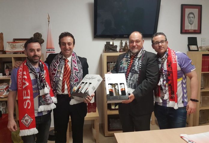 Los representantes de la Federación del Peñas del Real Valladolid son recibidos por sus homóloga del Sevilla. FPS