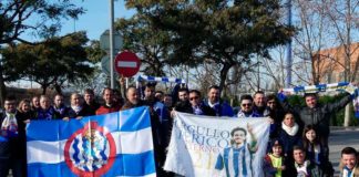 Miembros de la Peña Pericos de Tarragona posan con algunas banderas de la agrupación dedicadas a Dani Jarque. PPT