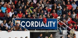 Las gradas del Estadio Ramón Sánchez-Pizjuán muestran mensajes de tolerancia hacia la afición rival. Sevilla FC