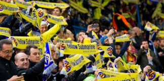 Aficionados del conjunto castellonense alzan sus bufandas durante un partido de la presente temporada. Villarreal CF