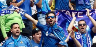 Aficionados del conjunto azulón animan a los jugadores durante un encuentro en el Coliseum Alfonso Pérez. Getafe CF