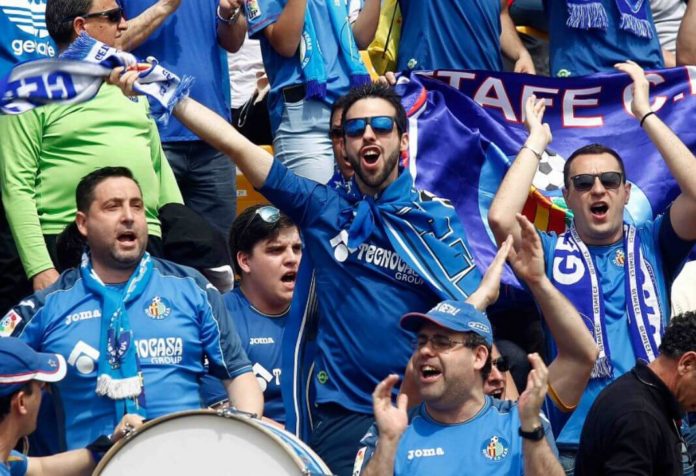 Aficionados del conjunto azulón animan a los jugadores durante un encuentro en el Coliseum Alfonso Pérez. Getafe CF