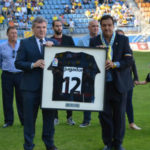 Fernando Arévalo y Manuel Vizcaíno recogen el Premio Jugador Número 12 como mejor afición de Segunda División. FPC