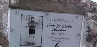 Placa en homenaje al futbolista Jesús Castro en la playa de Amió donde falleció tras salvar la vida de tres personas. FPS