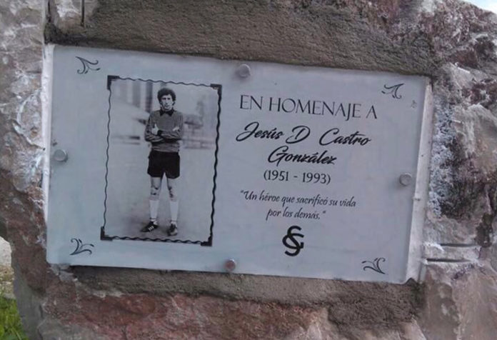 Placa en homenaje al futbolista Jesús Castro en la playa de Amió donde falleció tras salvar la vida de tres personas. FPS