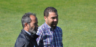 El técnico Álvaro Cervera dialoga con Juan Carlos Cordero durante un entrenamiento del conjunto amarillo. Cádiz CF