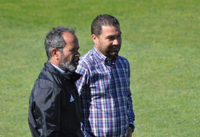 El técnico Álvaro Cervera dialoga con Juan Carlos Cordero durante un entrenamiento del conjunto amarillo. Cádiz CF