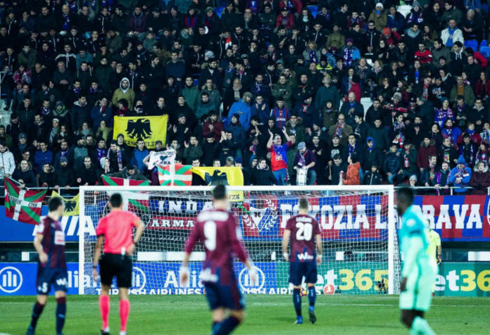 Aficionados del conjunto armero animando a los jugadores durante el partido frente al Barcelona en Ipurua. SD Eibar