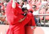 La mascota bermellona abraza a un pequeño aficionado mallorquinista en la grada del Iberostar Estadio. RCD Mallorca