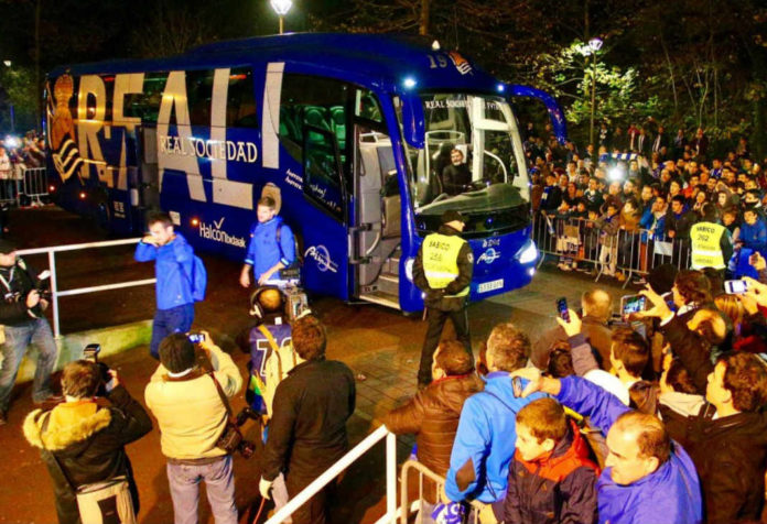 Los aficionados del conjunto vasco reciben a los jugadores a su llegada al Estadio de Anoeta. Real Sociedad